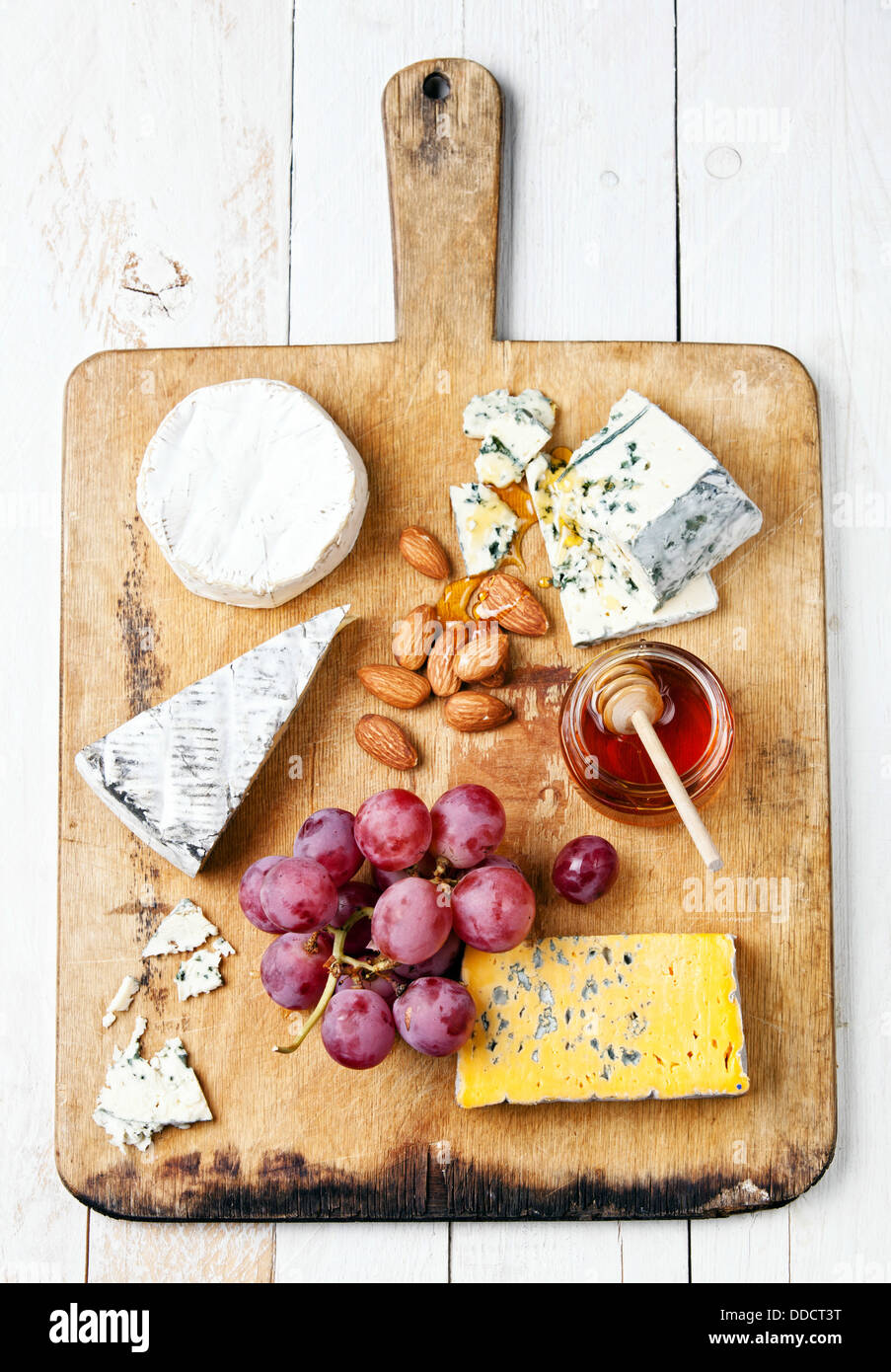 Auswahl an verschiedenen Sorten Käse auf Holzbrett Stockfoto