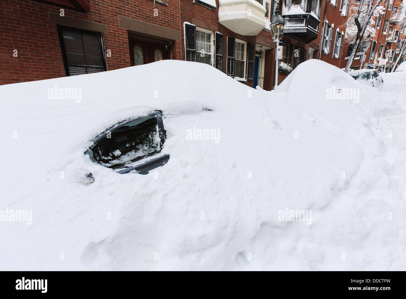 Eingeschneite Auto auf Mount Vernon Street nach Schneesturm in Boston, Suffolk County, Massachusetts, USA Stockfoto