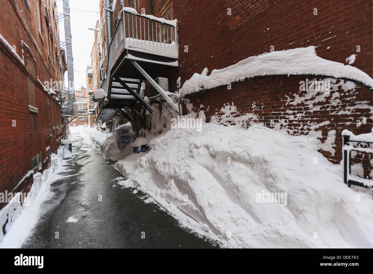Hintere Gasse ein Salem Street nach Schneesturm in Boston, Suffolk County, Massachusetts, USA Stockfoto