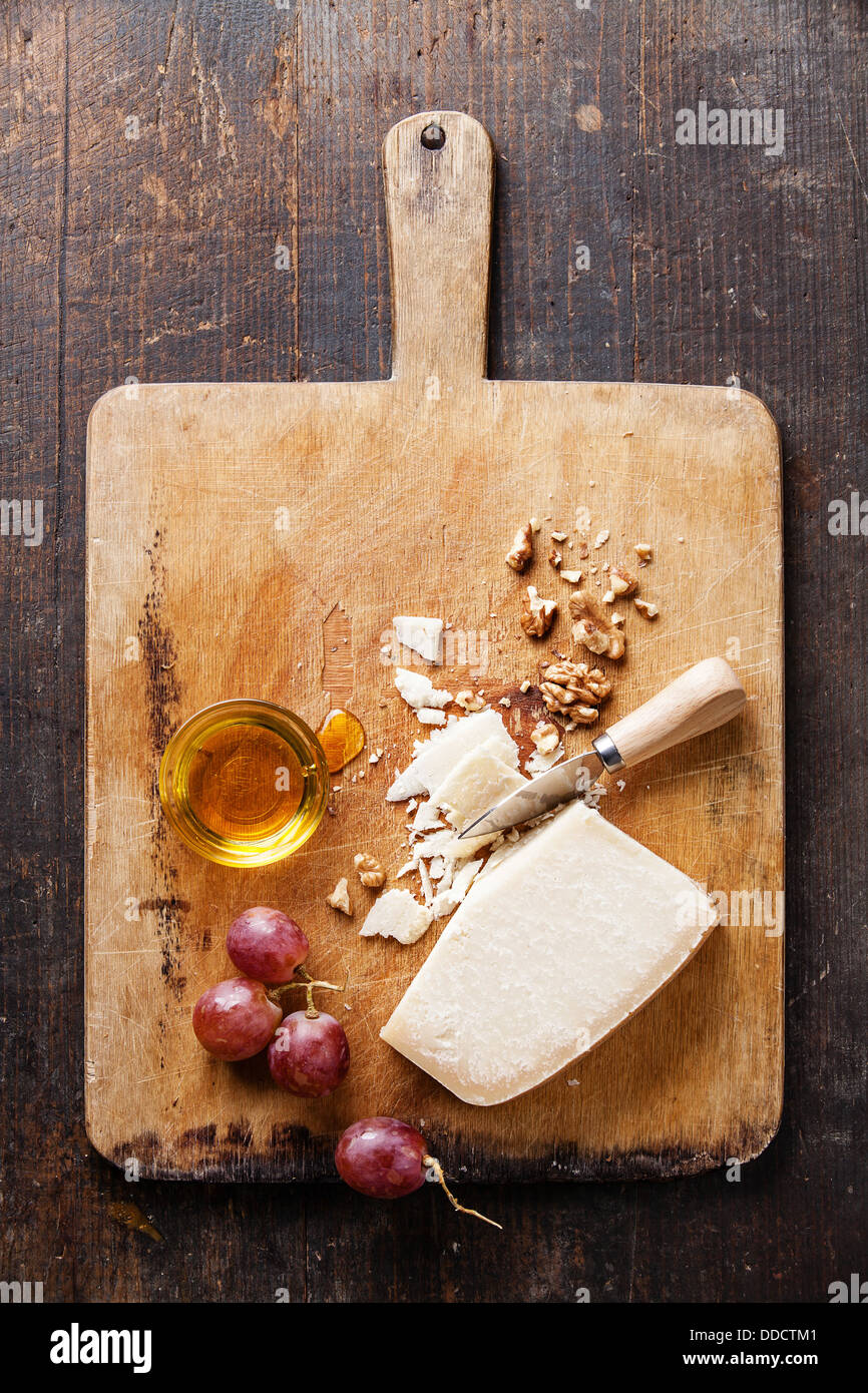 Parmesan-Käse mit Honig, Trauben und Nüssen Stockfoto