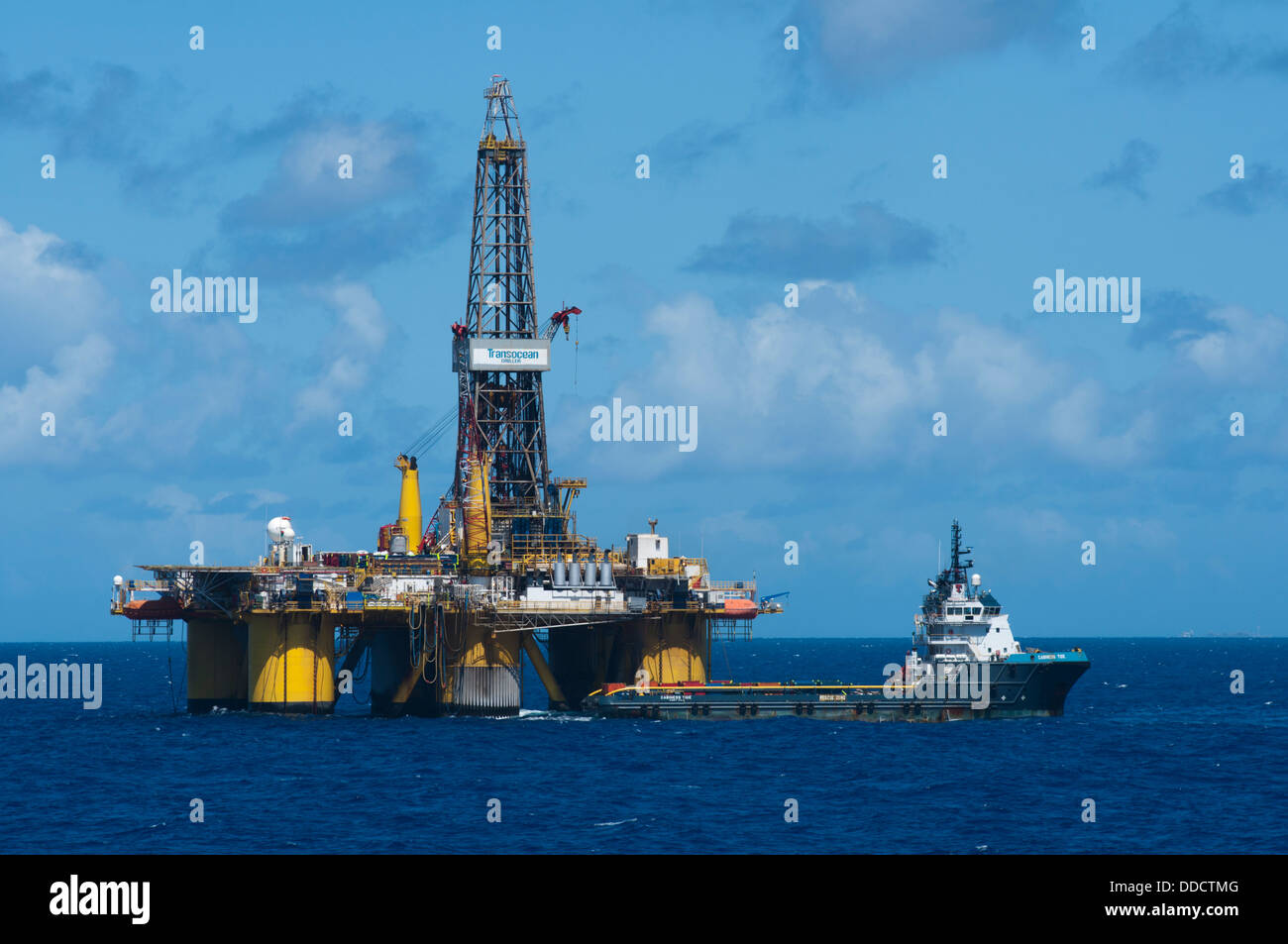 SS 50 Öl bohren rig Offshore-Campos-Becken, Rio De Janeiro, Brasilien. Arbeiten für Petrobras. Versorgungsschiff neben. Stockfoto