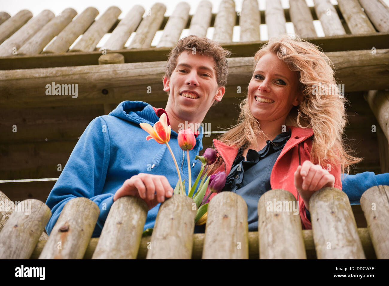 Paar im niederländischen Beobachtungshütte Stockfoto