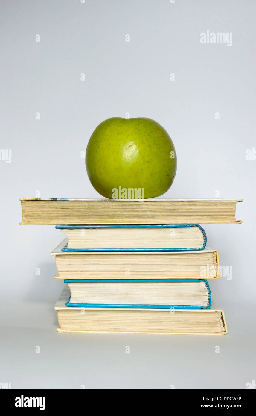 Apple und Bücher Stockfoto