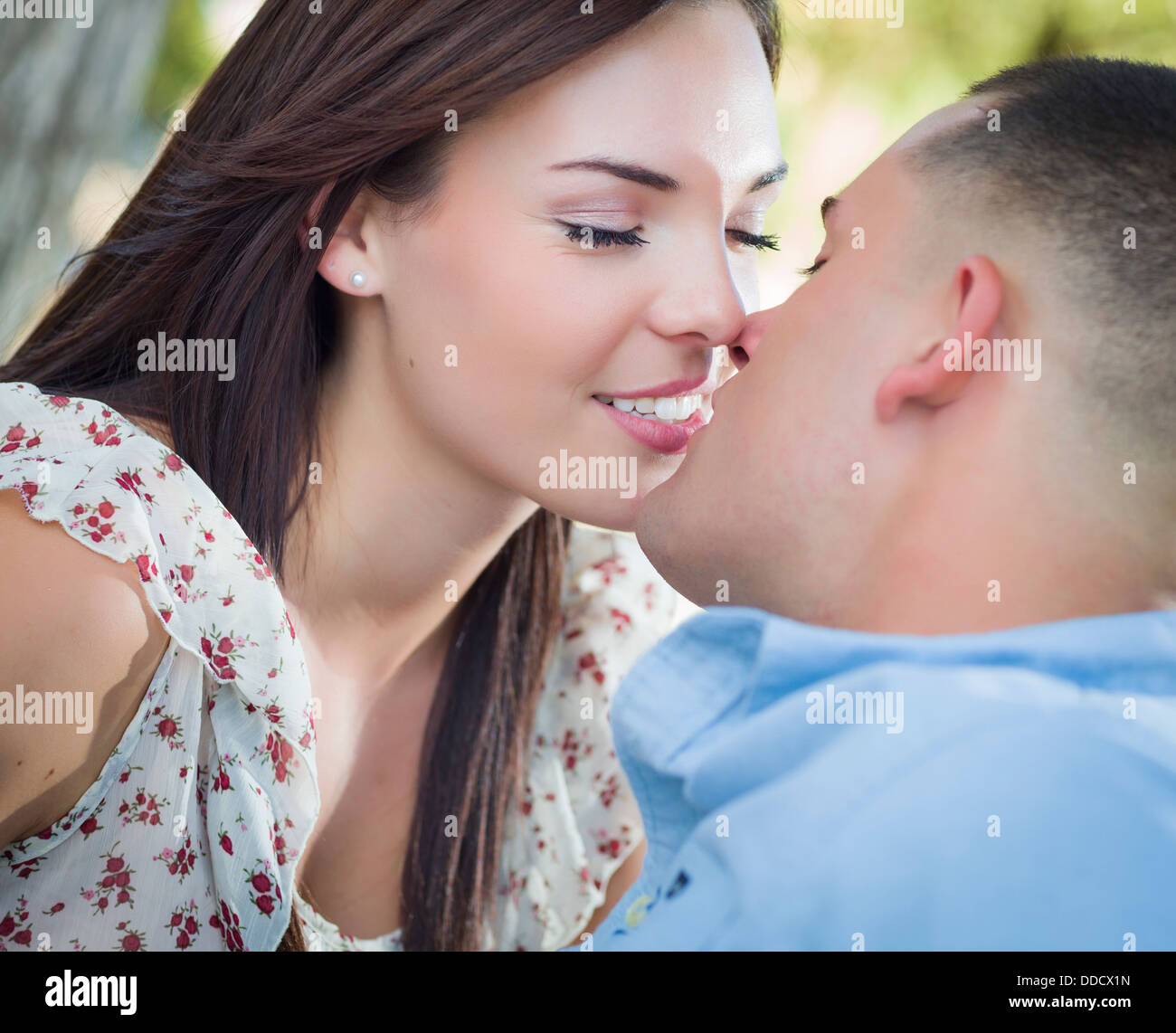 Happy Mixed Race romantisches Paar küssen im Park. Stockfoto