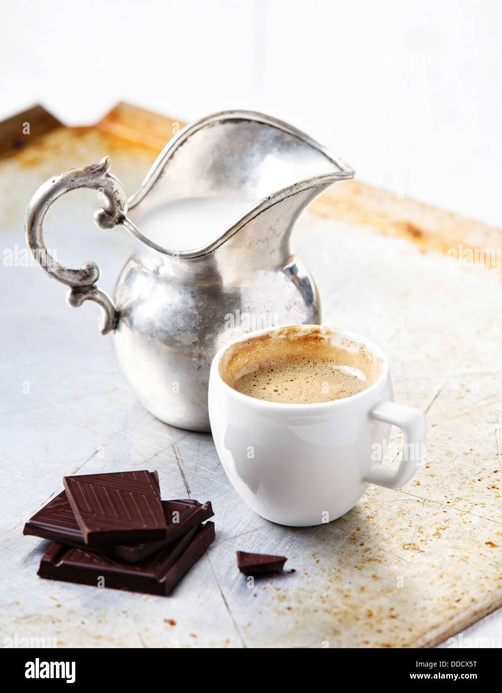 Espressotasse mit Schokolade und Milch Stockfoto