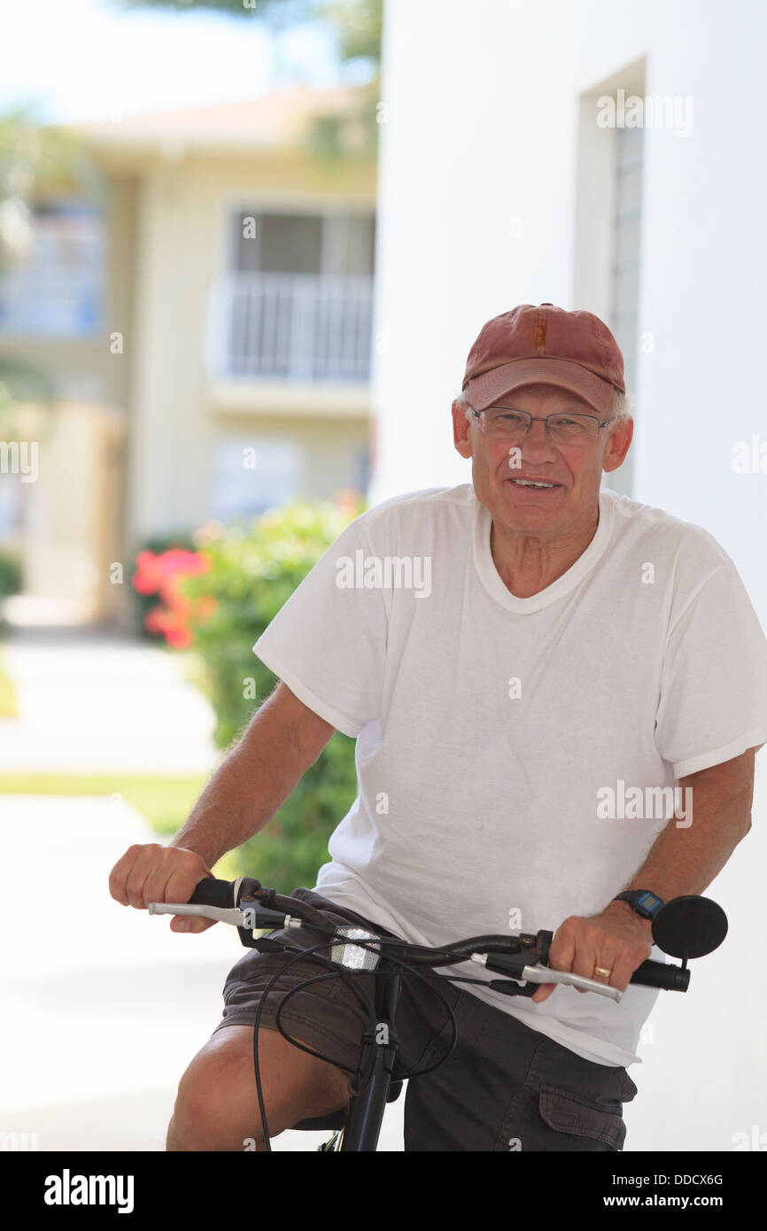 Ältere Mann lächelnd auf einem Fahrrad Stockfoto