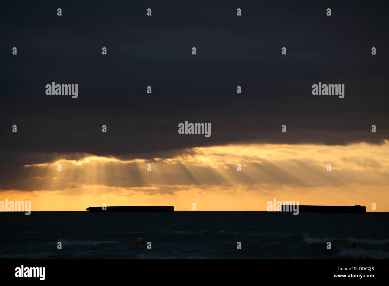 Sonnenuntergang über der Maulbeere-Häfen, Aromanches. Stockfoto
