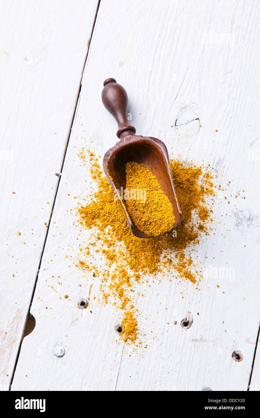 Curry-Pulver Gewürz auf weißem Holz Hintergrund Stockfoto