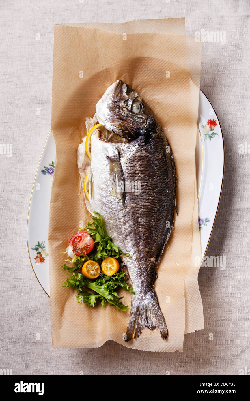 Gebackener Fisch mit Zitrone und Salat Stockfoto