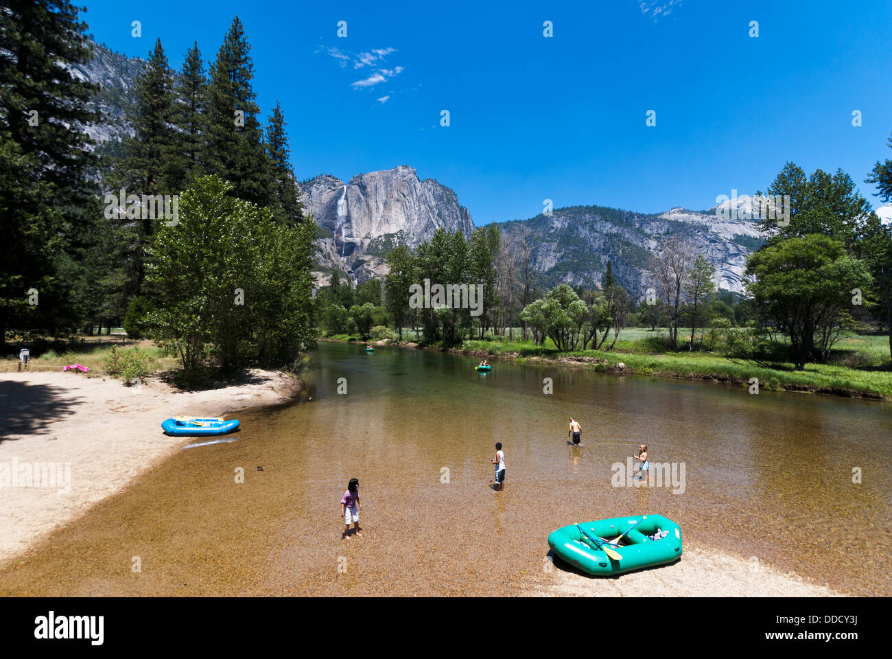 Kinder spielen im Merced River im Yosemite Valley. Yosemite Nationalpark, Kalifornien, USA. Stockfoto