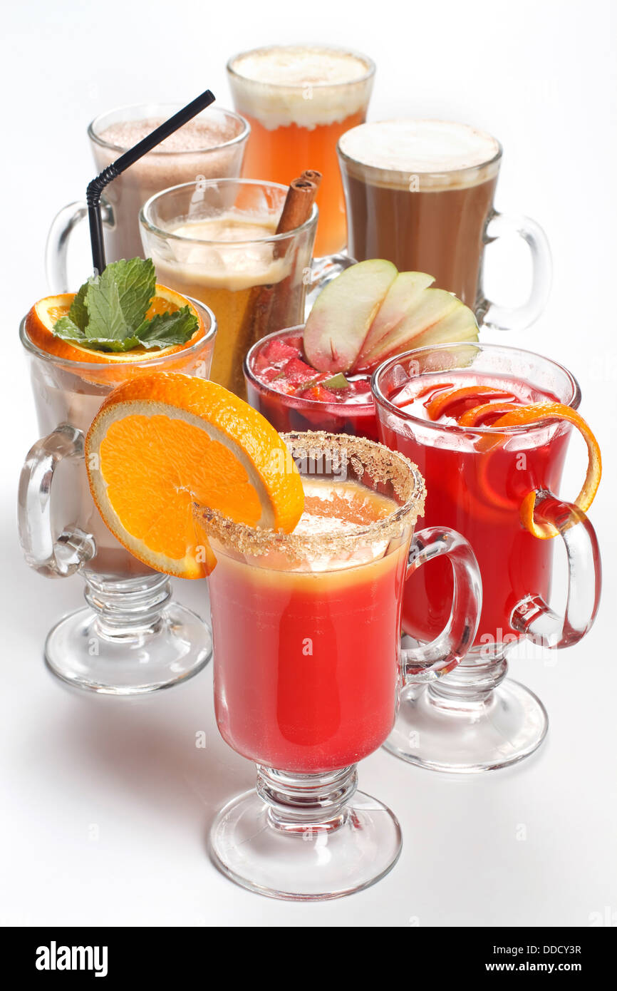 Auswahl an verschiedenen Getränken auf weißem Hintergrund Stockfoto
