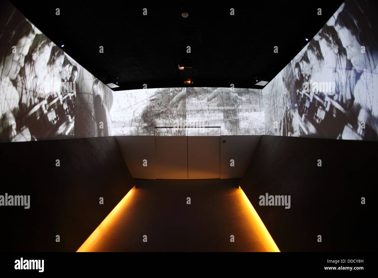 Juno Beach Besucherzentrum. Courseulles-Sur-Mer, Normandie, Frankreich. Kino-Erlebnis, wie ein Landungsboot gebaut Stockfoto