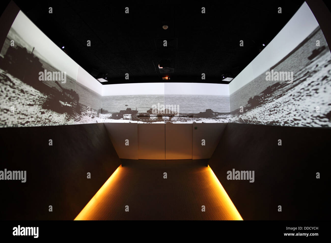 Juno Beach Besucherzentrum. Courseulles-Sur-Mer, Normandie, Frankreich. Kino-Erlebnis, wie ein Landungsboot gebaut Stockfoto