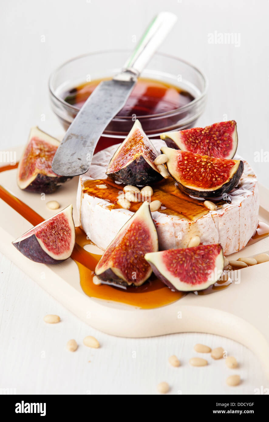 Käse, Feigen und Honig auf hellem Hintergrund Stockfoto