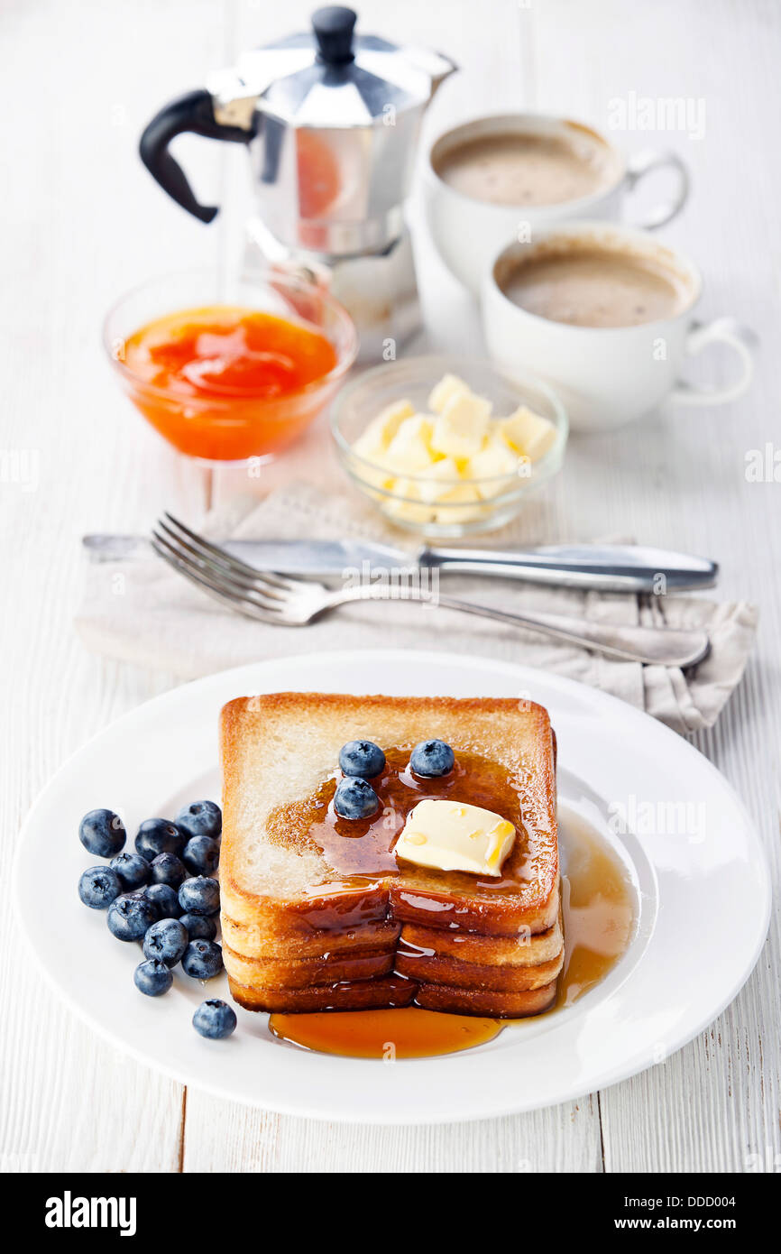 French Toast mit Ahornsirup, Blaubeeren und butter Stockfoto