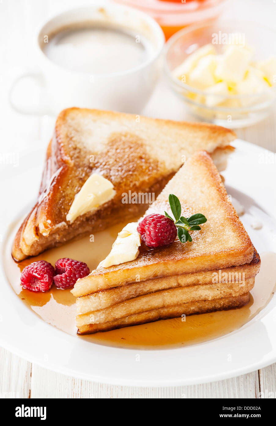 French Toast mit Himbeeren, Ahornsirup und butter Stockfoto