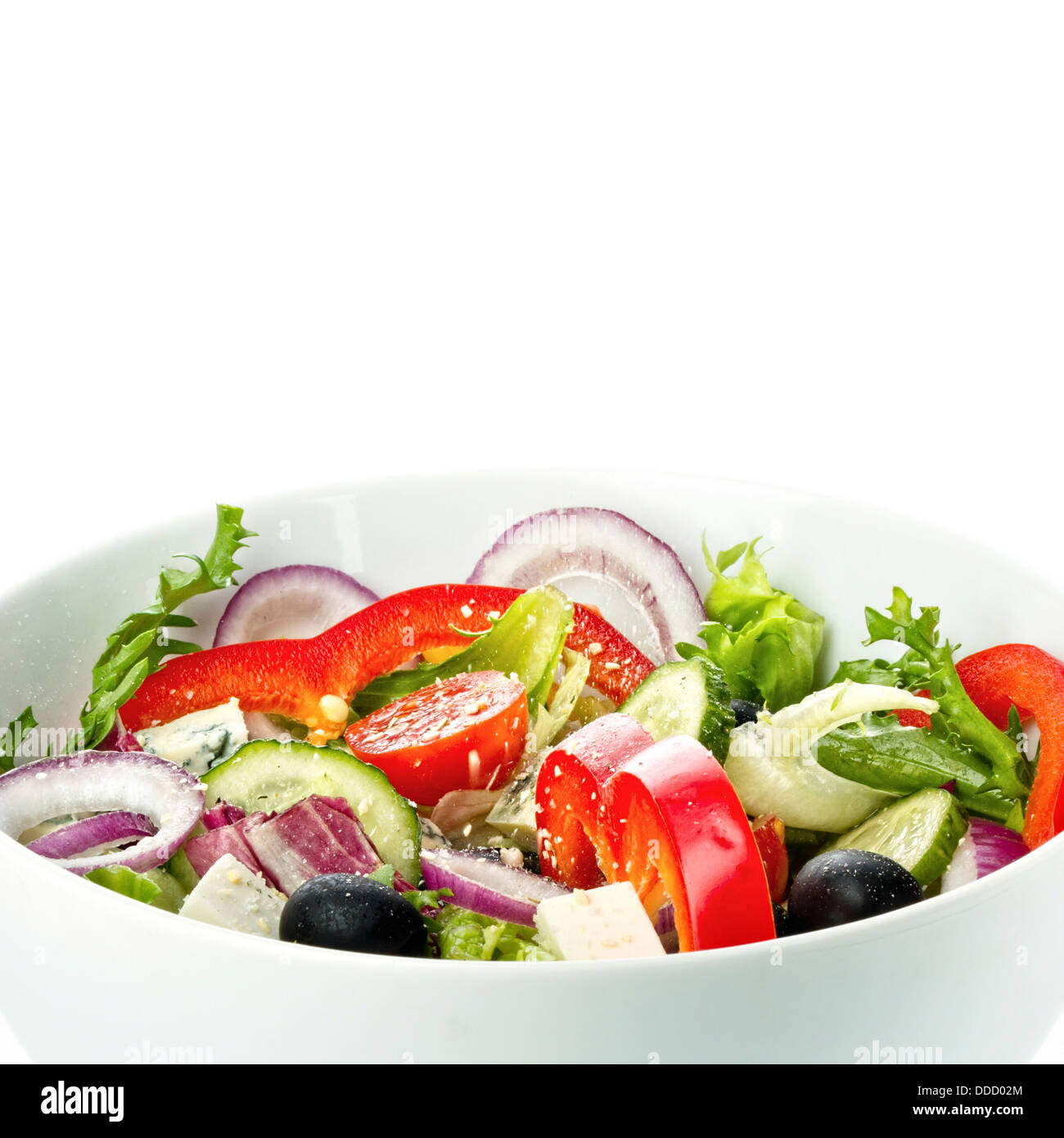 Griechenland-Gemüsesalat auf weißem Hintergrund Stockfoto