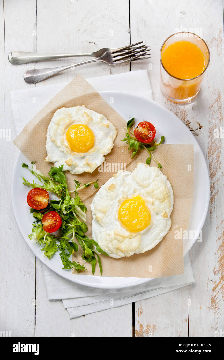 Frühstück gebackenes Ei mit Salat Stockfoto