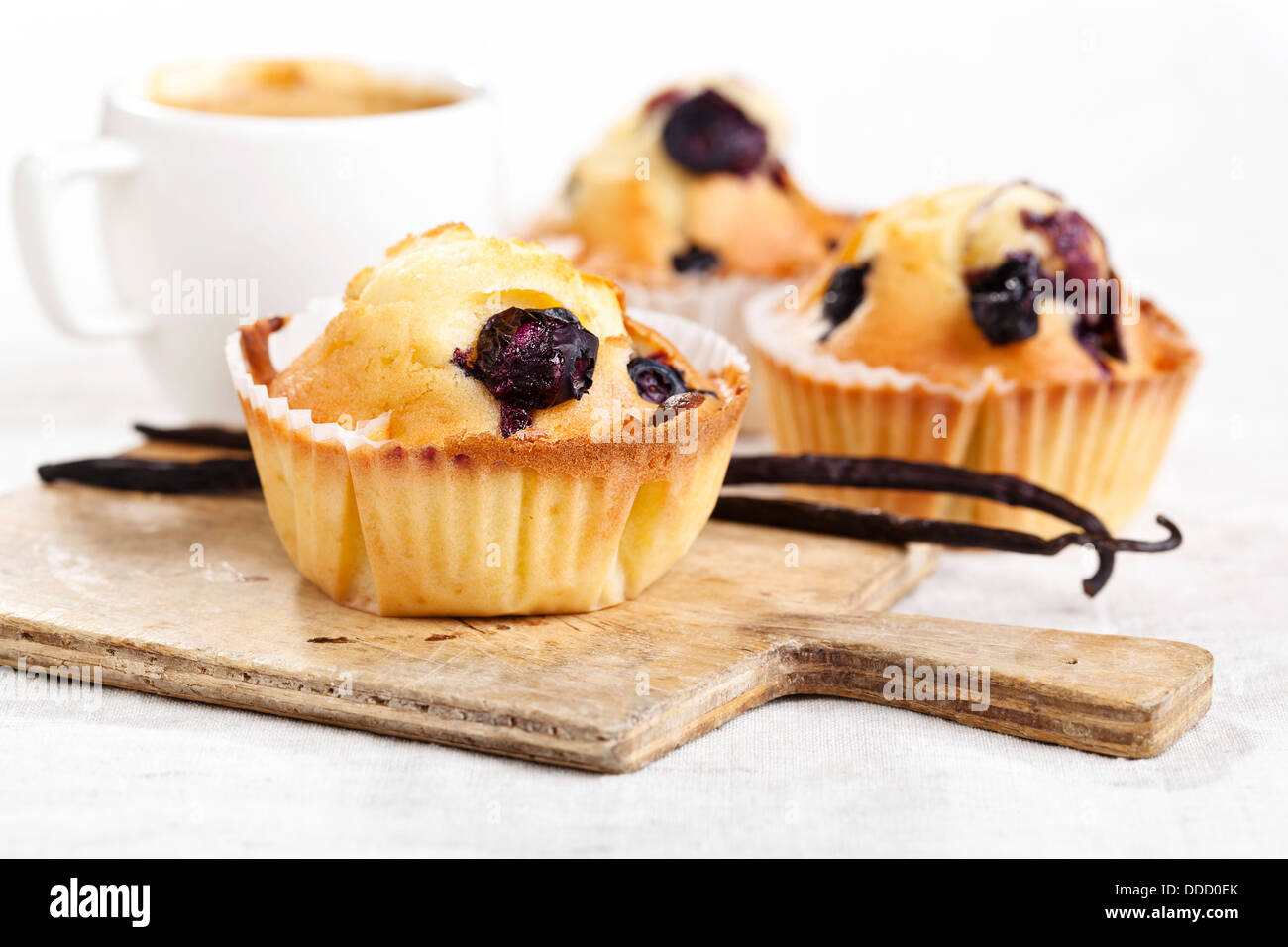 Drei hausgemachte Blueberry Muffin Cupcakes auf weißem Hintergrund Stockfoto
