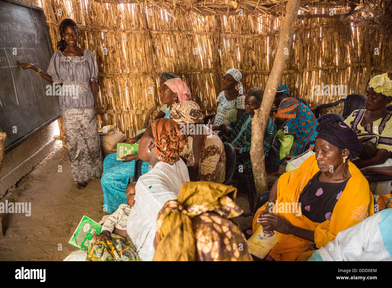 Alphabetisierung von Erwachsenen-Klasse, Santhiou Mboutou Dorf, Senegal. Ein Africare Programm. Stockfoto