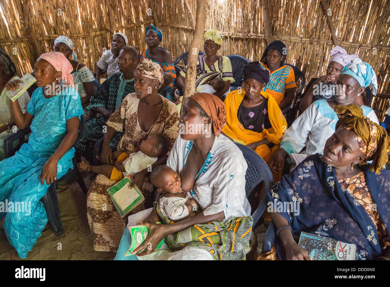 Alphabetisierung von Erwachsenen-Klasse, Santhiou Mboutou Dorf, Senegal. Ein Africare Programm. Stockfoto