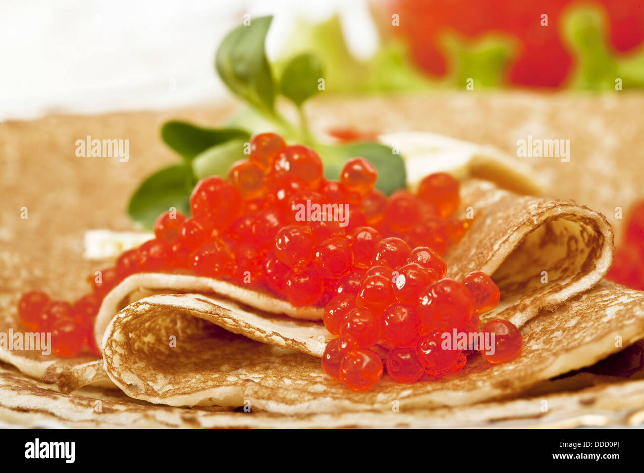 Pfannkuchen Sie mit rotem Kaviar und Grüns Stockfoto