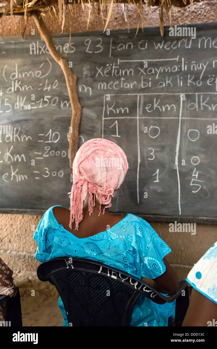 Alphabetisierung von Erwachsenen-Klasse, Santhiou Mboutou Dorf, Senegal. Ein Africare Programm. Stockfoto