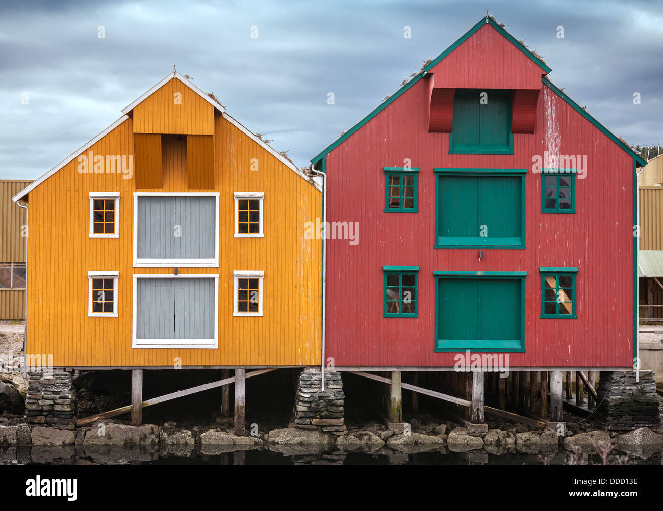 Rote und gelbe Küsten Holzhäuser in Norwegen Stockfoto