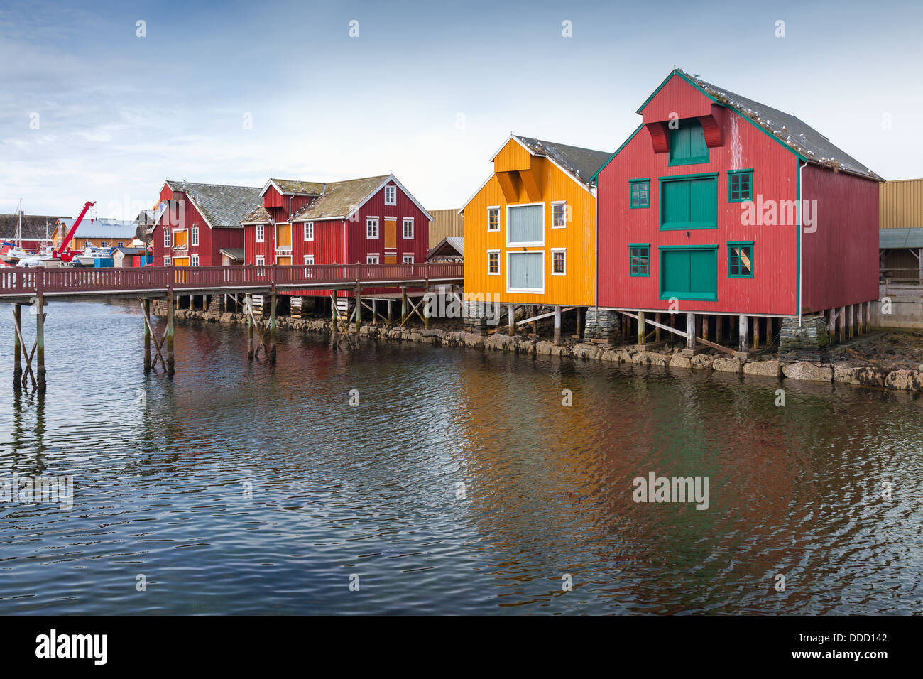 Rote und gelbe Holzhäuser im norwegischen Küstenfischerei Dorf. Rorvik, Norwegen Stockfoto