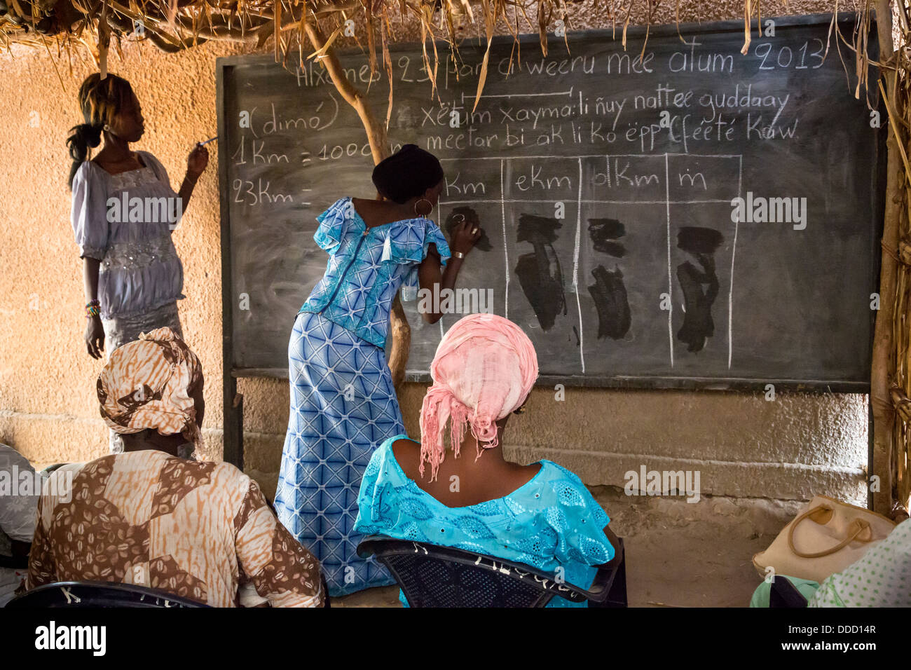 Alphabetisierung von Erwachsenen-Klasse, Santhiou Mboutou Dorf, Senegal. Ein Africare Programm. Stockfoto