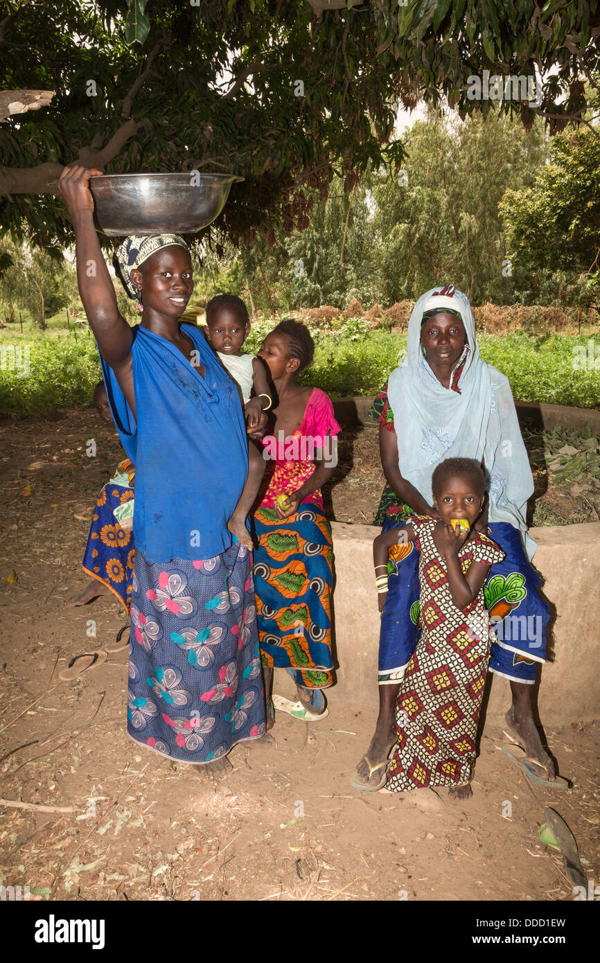 Wolof-Frauen und Kinder. Dialacouna Gartenbau-Projekt, in der Nähe von Kaolack, Senegal. Ein Africare Projekt. Stockfoto