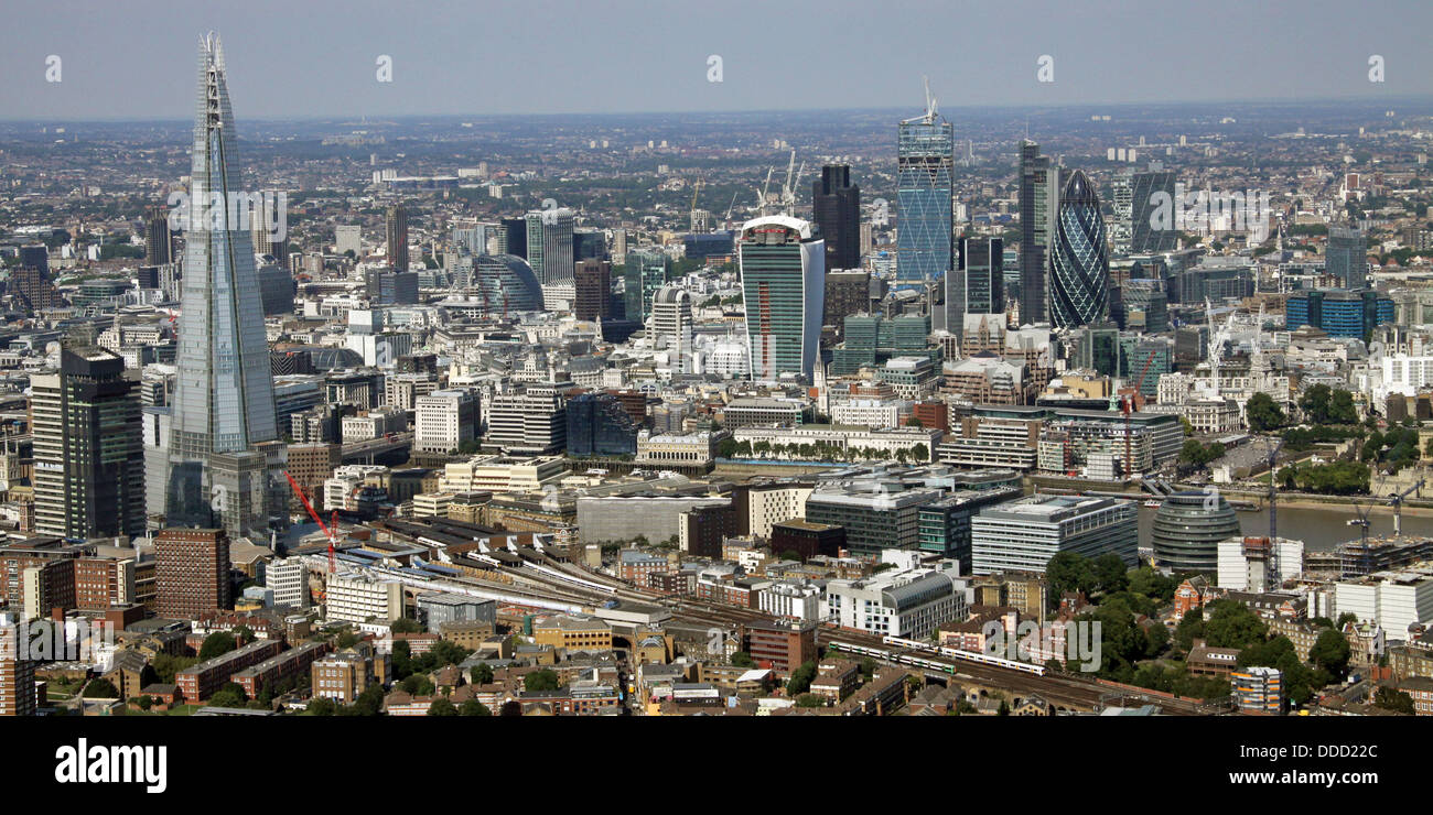 Blick auf die Skyline von London mit der Scherbe, Walkie Talkie Gebäude, Gurke und City of London, Geschäftsbereich Stockfoto