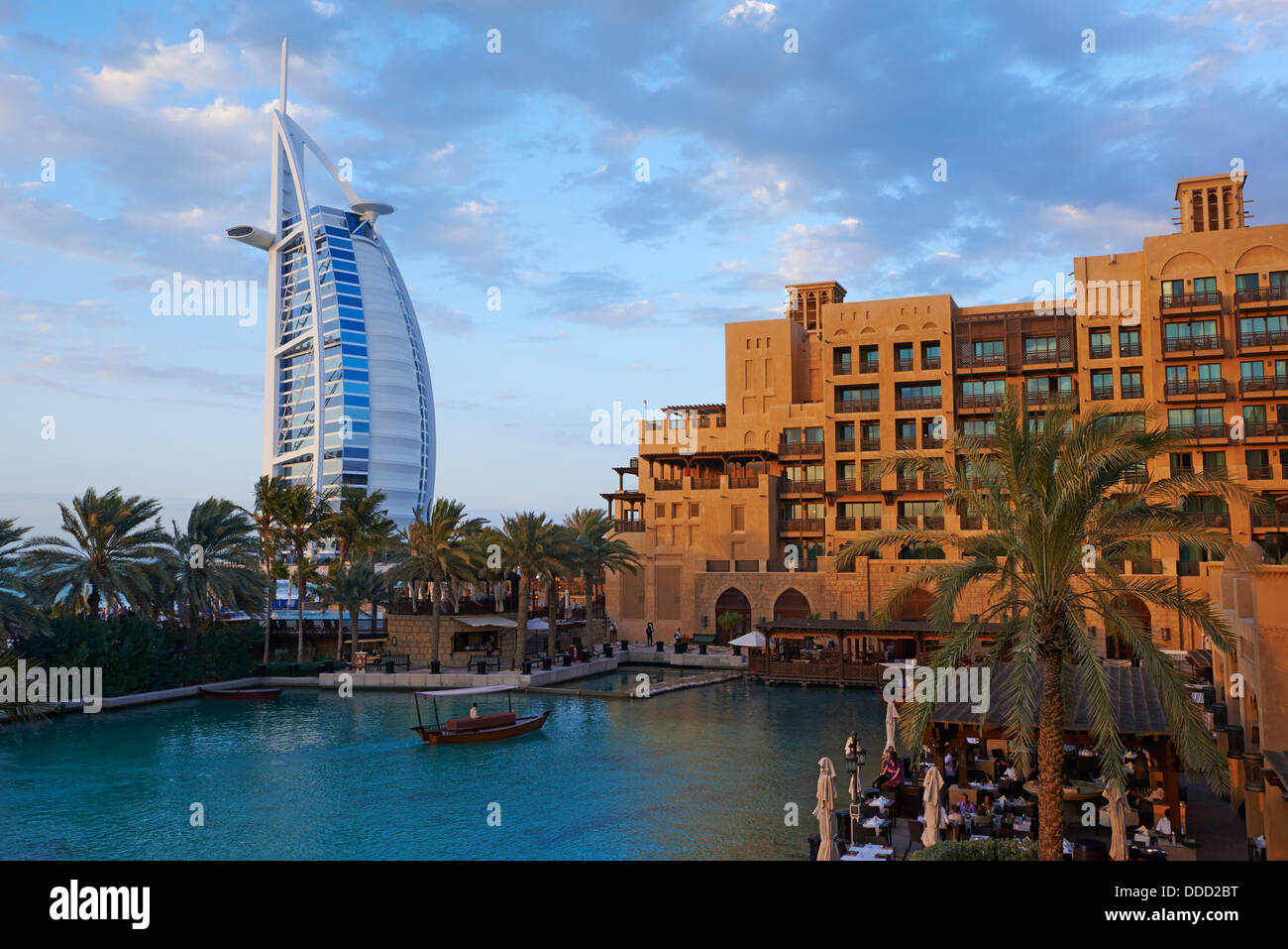 Vereinigte Arabische Emirate, Dubai, Jumeirah Beach, Hotel Mina A'Salam Madinat Jumeirah mit Ansicht des Burj Al Arab hotel Stockfoto