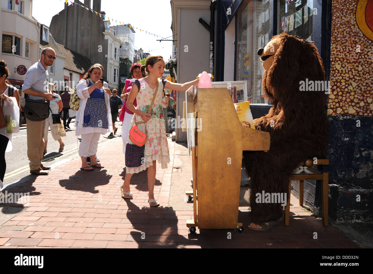 Brighton UK führt 29. August 2013 - Klavier spielen Straßenmusiker Joss  Pfirsich angemacht als Rowlf der Hund von The Muppets in Brighton  Stockfotografie - Alamy