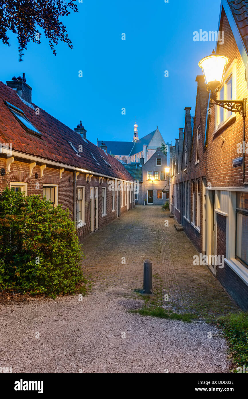 Alte Straße in Alkmaar Niederlande Stockfoto