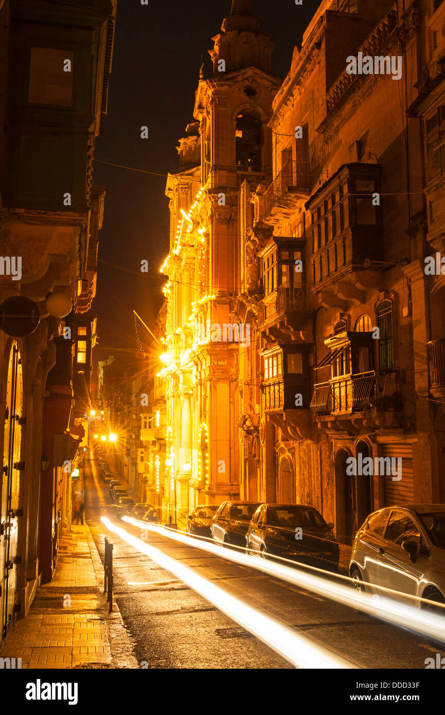 Straße in Valletta Malta in der Nacht Stockfoto