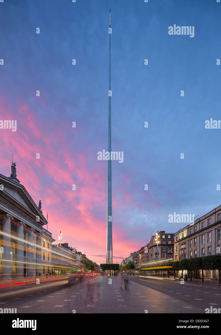 architektonische Twilight Portraitbild der Spire, Dublin Irland mit der GPO-O'Connell Street und Busse vorbei Architektur Stockfoto