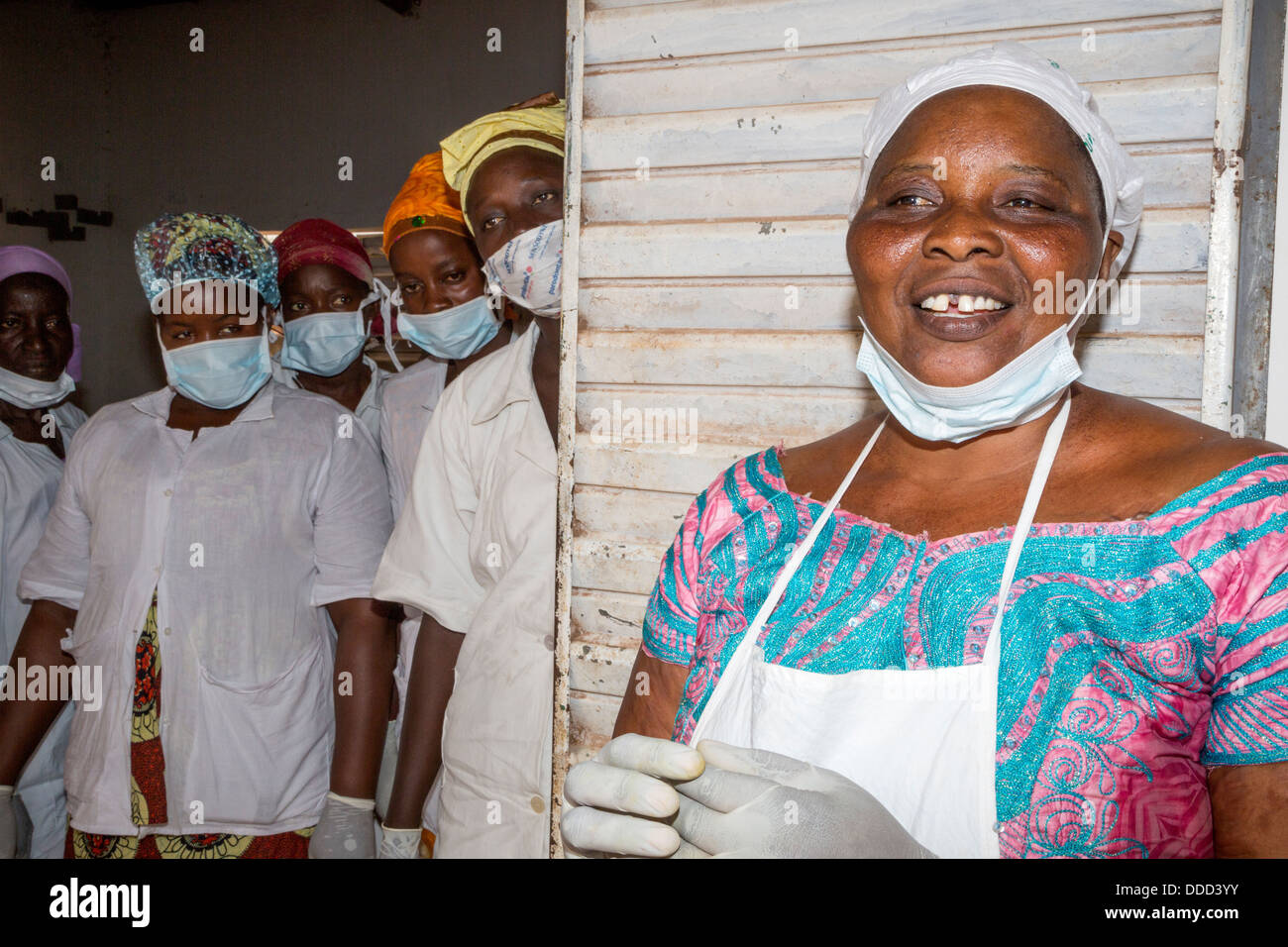 Leiter und Mitarbeiter der Hirse Verarbeitungsanlage, Kajmoor (Kaymor, Kayemor, Kaymore) Dorf, Senegal. Ein Africare Projekt. Stockfoto