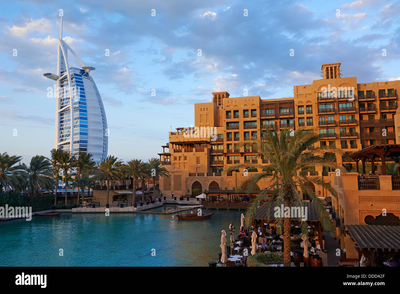 Vereinigte Arabische Emirate, Dubai, Jumeirah Beach, Hotel Mina A'Salam Madinat Jumeirah mit Ansicht des Burj Al Arab hotel Stockfoto
