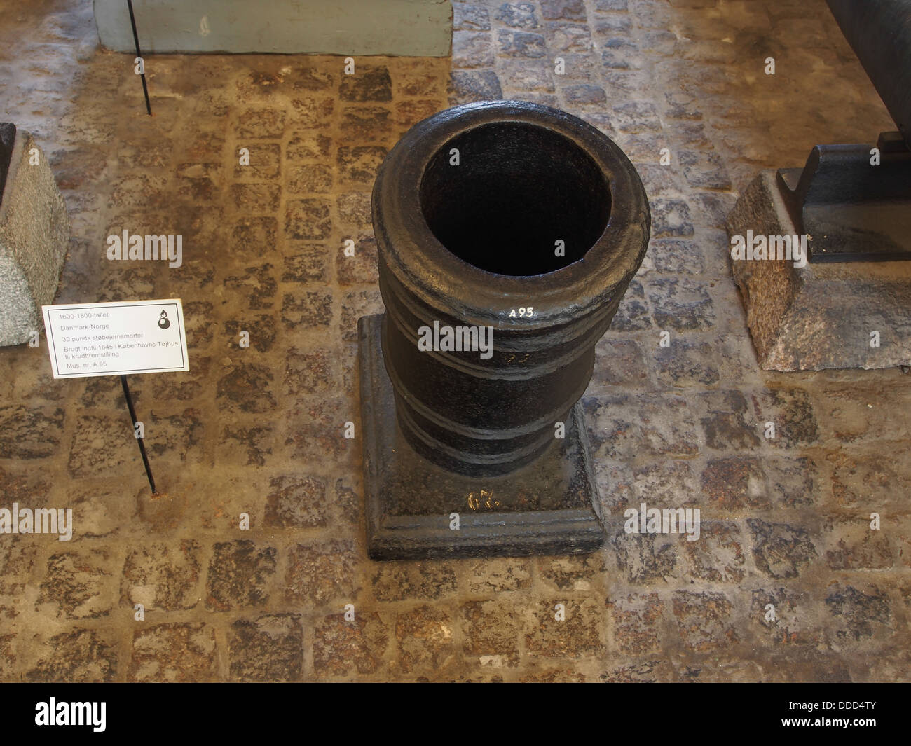 Die 1600-1800 Dänisch-norwegische gusseiserne 30-Pfünder-Kanone wurde bis 1845 im Kopenhagener Arsenal für die Herstellung von Schießpulver eingesetzt. Sie stellt ein bedeutendes Stück Militärgeschichte dar. Stockfoto