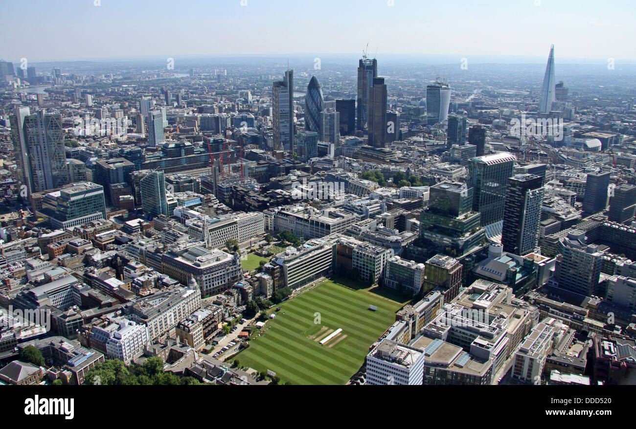 Luftaufnahme des HAC, Honourable Artillery Company, Spielfelder Cricket Boden central London, EC2 mit der City of London Stockfoto
