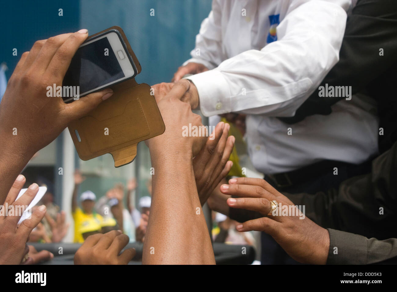 Händen der Fans erreichen, um Oppositionspartei CNRP VP Kem Sokha während einer Kampagne Wahlveranstaltung in Kampong Cham, Kambodscha Stockfoto
