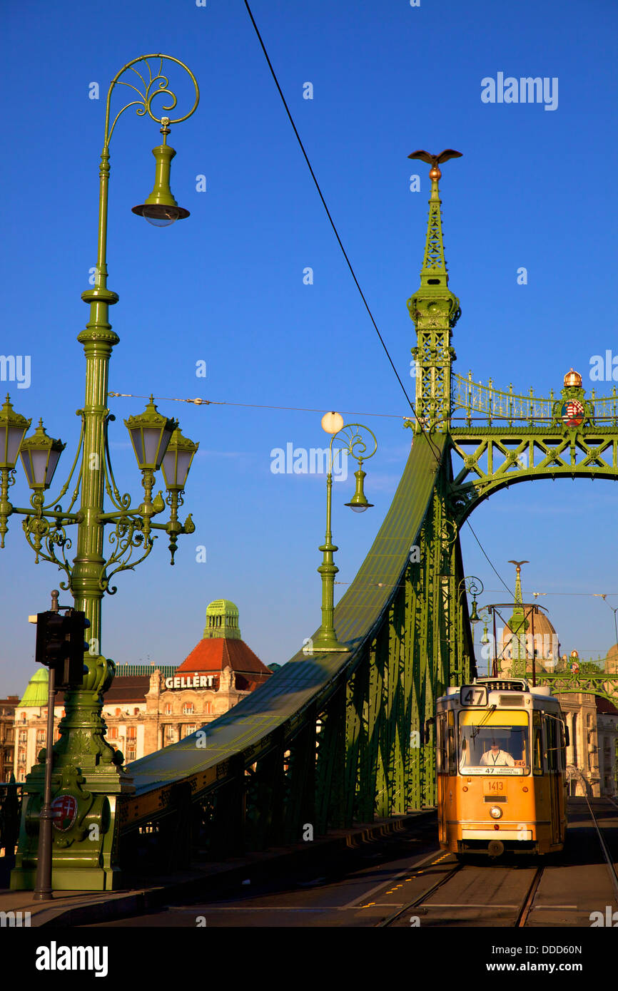 Gellert-Hotel und Spa, Freiheitsbrücke und Straßenbahn, Budapest, Ungarn, Ostmitteleuropa Stockfoto