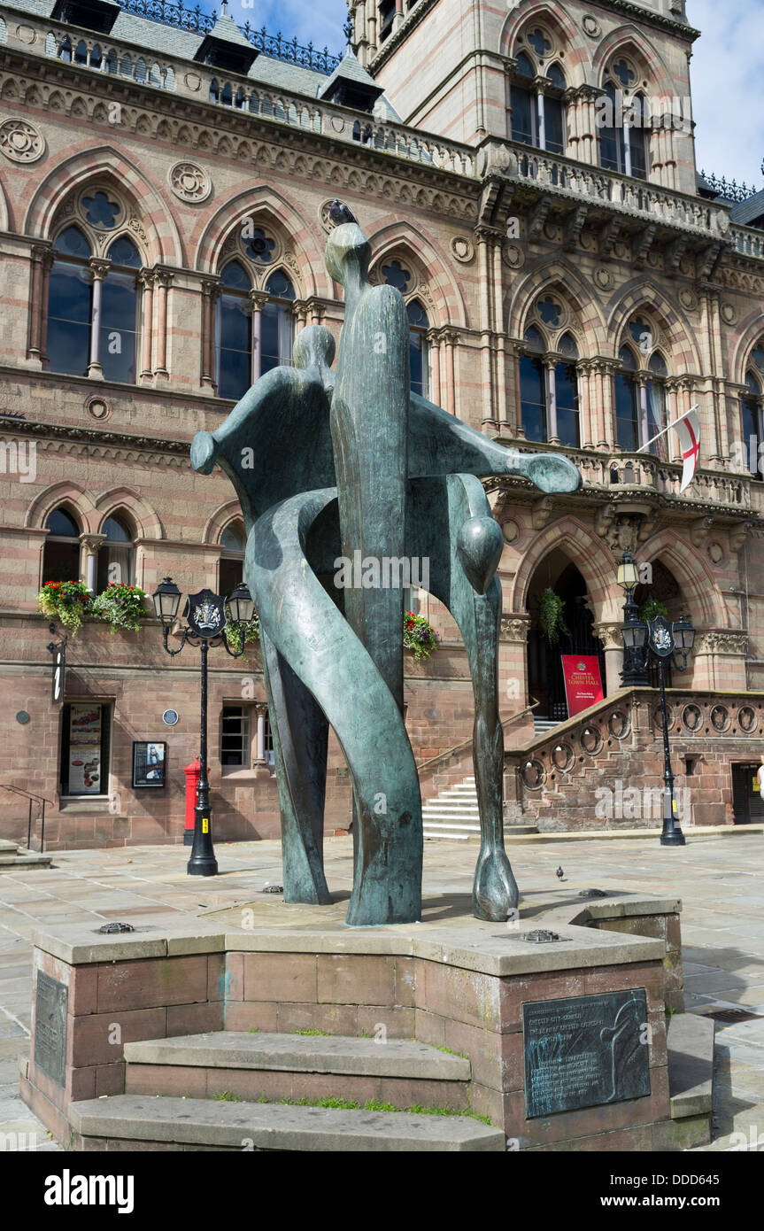 Ein Fest der Chester Skulptur von Stephen Broadbent vor dem Rathaus, Chester, Cheshire, England, UK. Stockfoto