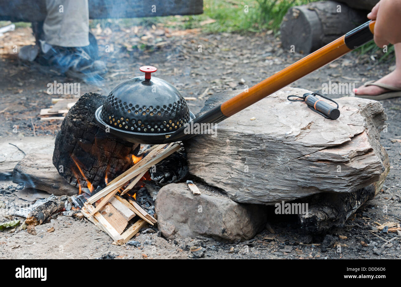 knallende Popcorn am warmen Lagerfeuer Stockfoto