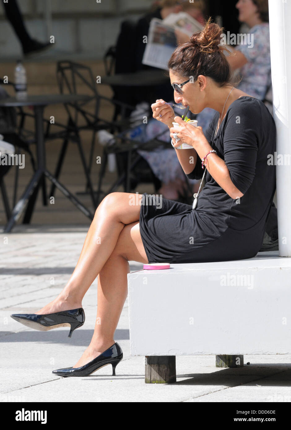 London, England, Vereinigtes Königreich. Frau, die ihr Essen im Innenhof des Burlington House / der Royal Academy of Arts, Piccadilly. Stockfoto