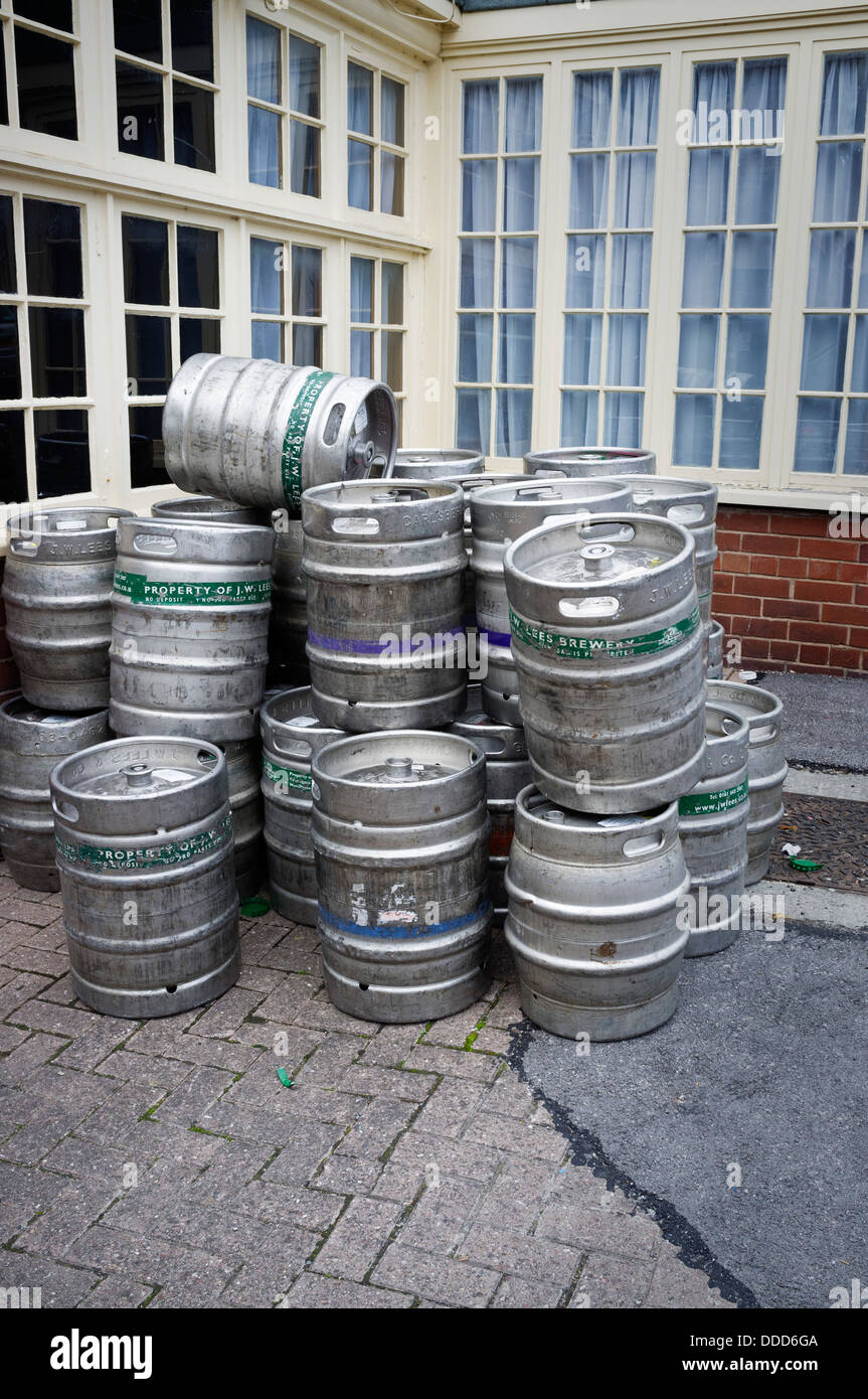 Alu Bier Barrells vor einem Pub in Chester, Cheshire, England, UK Stockfoto
