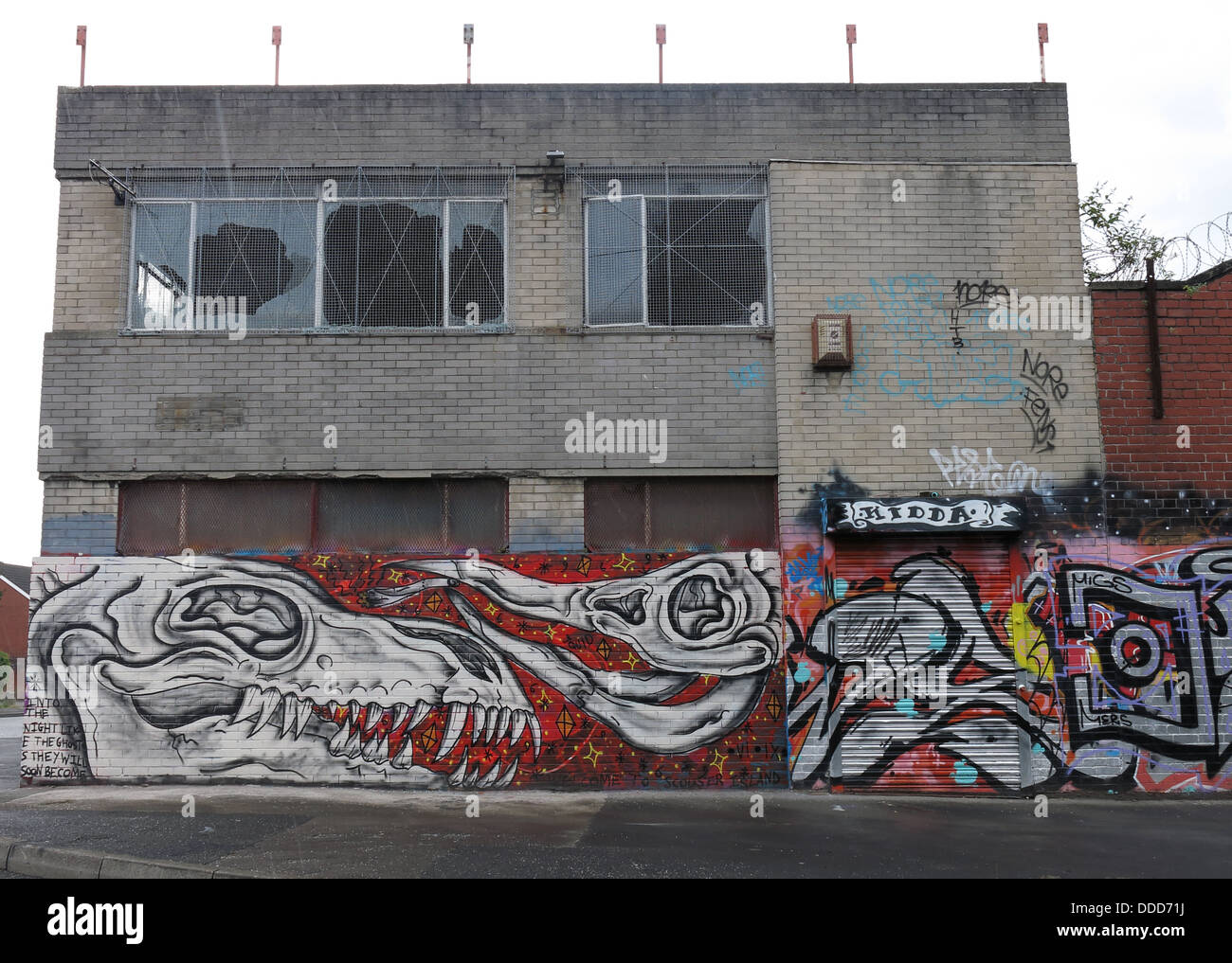 Graffiti auf leere Bürogebäude, Obere Parliament Street, Liverpool, Merseyside, North West England, Großbritannien Stockfoto