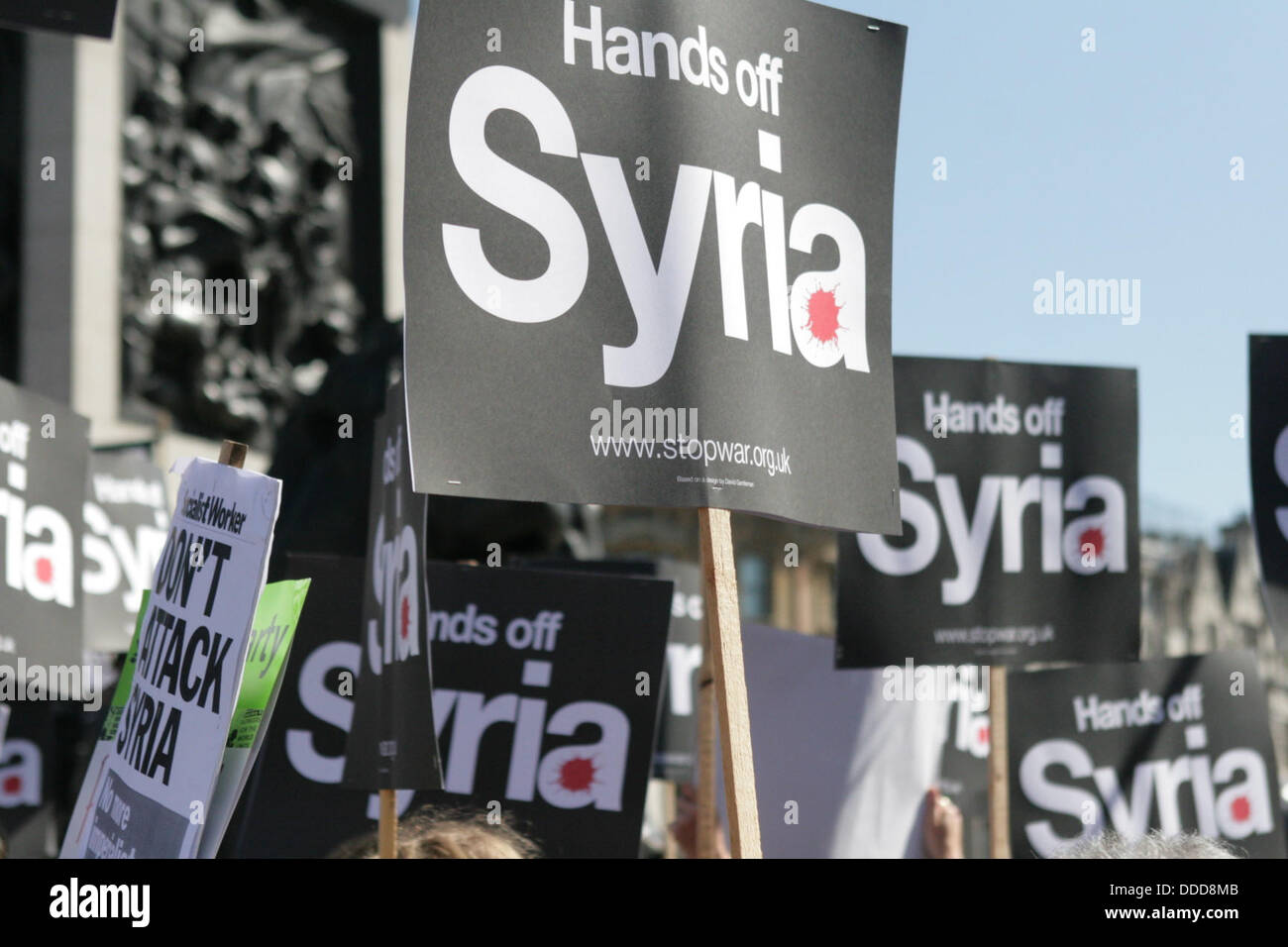 London, UK. 31. Aug, Plakate 2013.Hands aus Syrien am nationalen Demonstration durch zu stoppen, dass die Kriegskoalition in Trafalgar Square gipfelt kein Angriff auf Syrien gefordert. London UK 31. August 2013 Credit: Martyn Wheatley/Alamy Live News Stockfoto