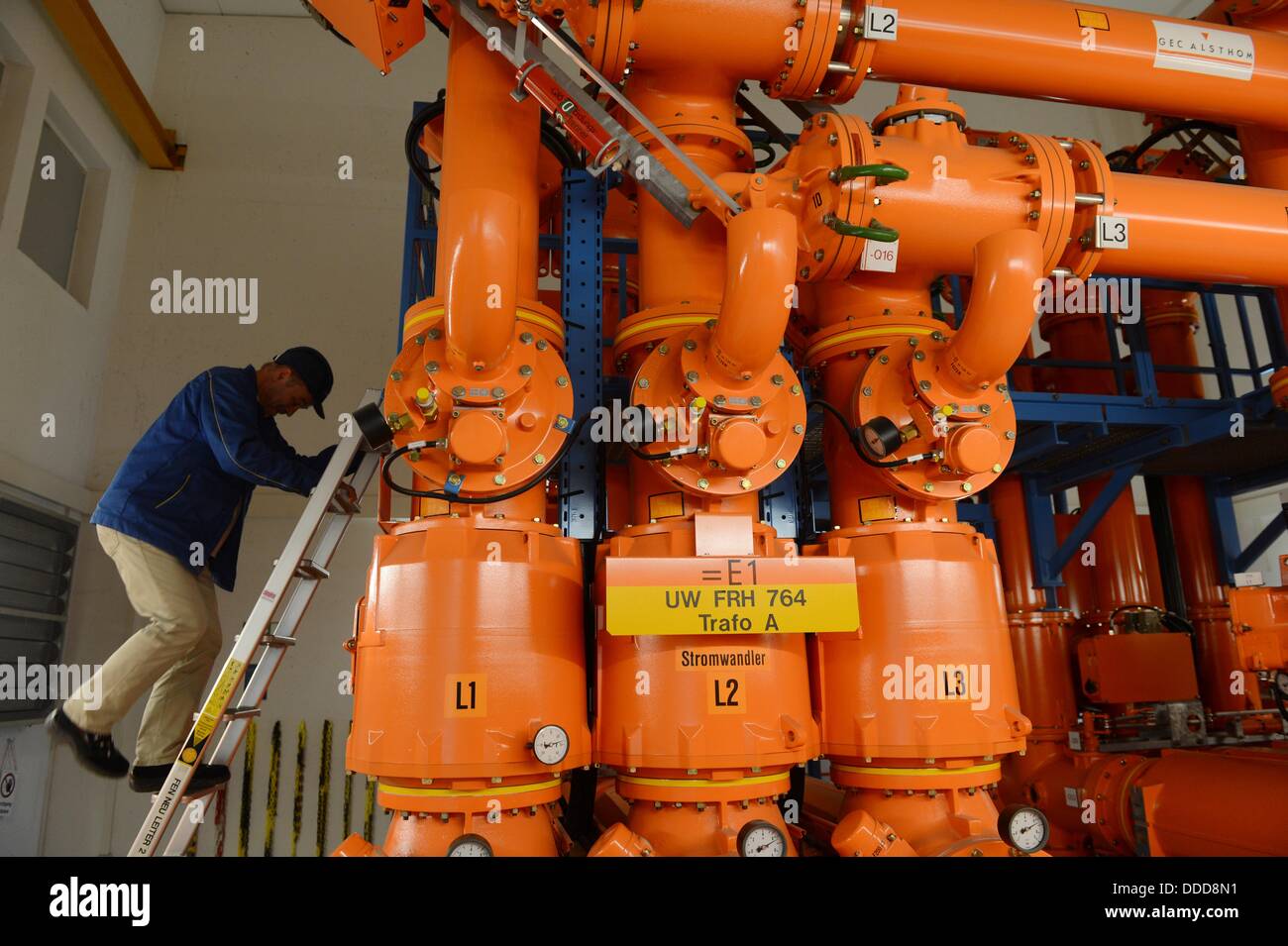 Ein Stromwandler an einen Transformator an die Macht Station in das Umspannwerk umschalten fotografiert Fennpfuhl von Vattenfall in Berlin, Deutschland, 29. August 2013. Hier verwandelt sich Spannung von 110 kV bis 10 kV, bringen Sie es zu zahlreichen Trafo-Station, die die Haushalte zu versorgen. Foto: JENS KALAENE Stockfoto